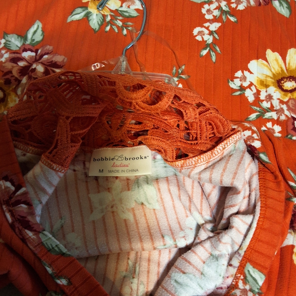 Upgrade Your Wardrobe with the Bobbie Brooks Floral Blouse, Size Medium - Picture 11 of 12